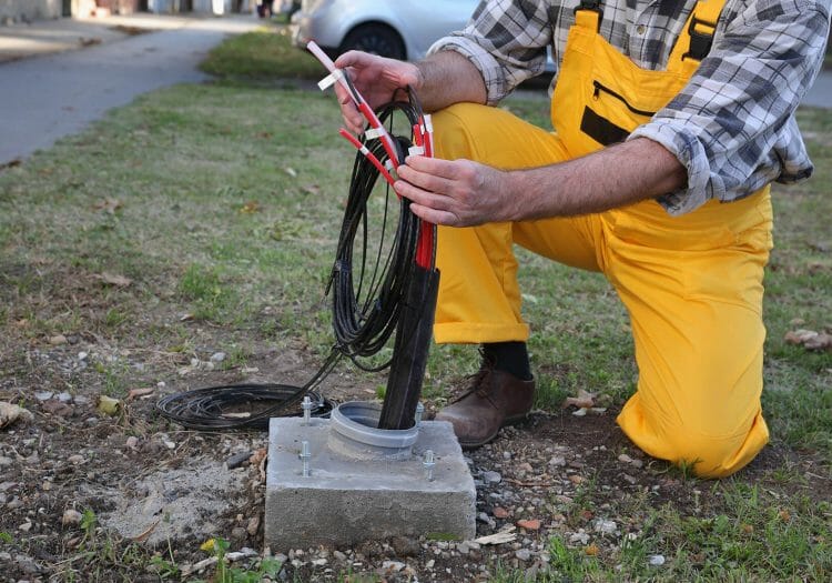 how does fiber optic internet work